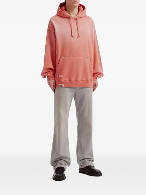 izzue distressed-effect logo-patch hoodie
